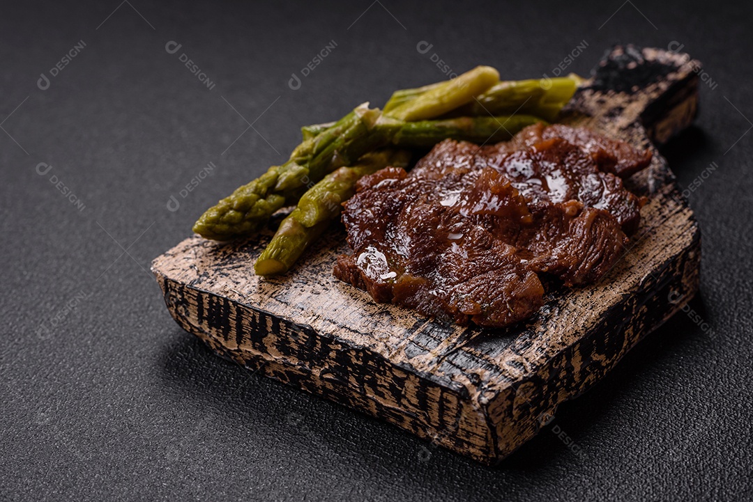 Bifes delicioso em uma mesa de concreto