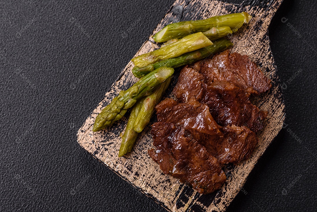 Bifes delicioso em uma mesa de concreto