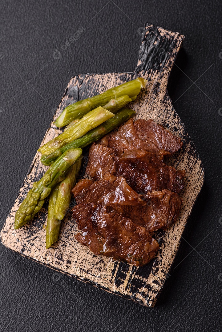 Bifes delicioso em uma mesa de concreto
