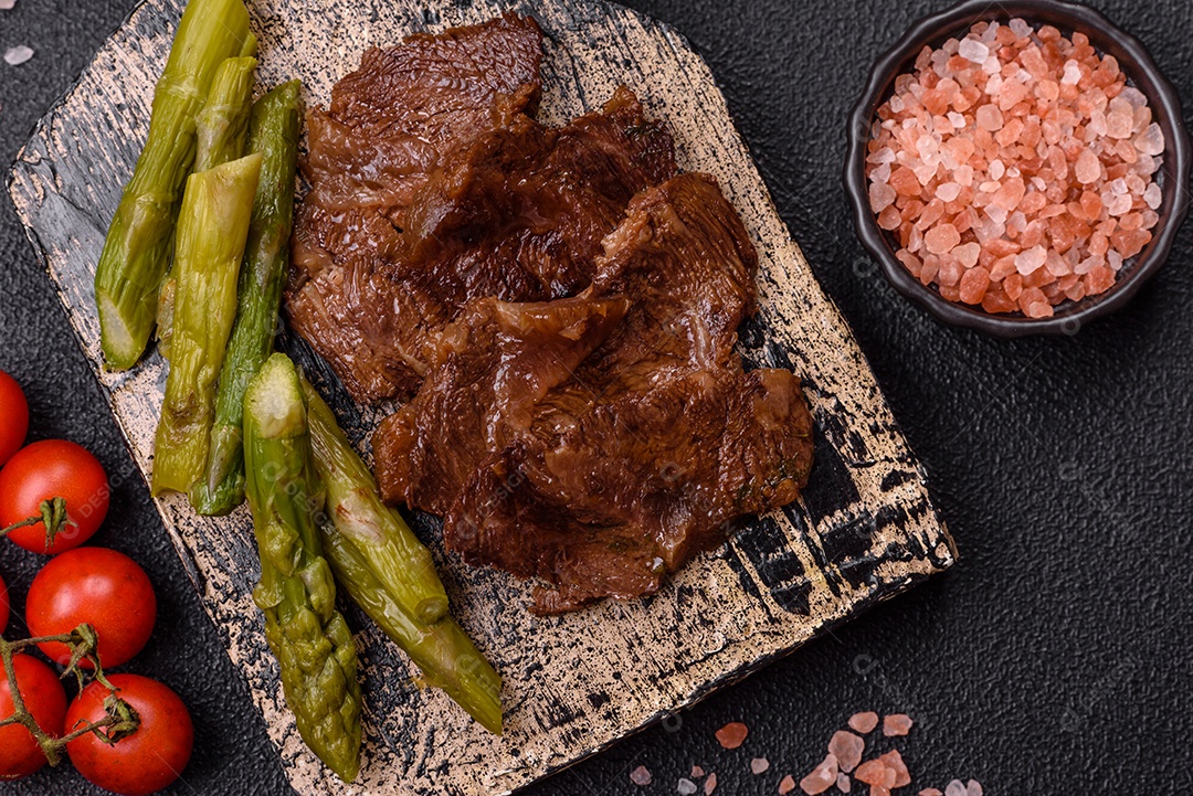 Bifes delicioso em uma mesa de concreto