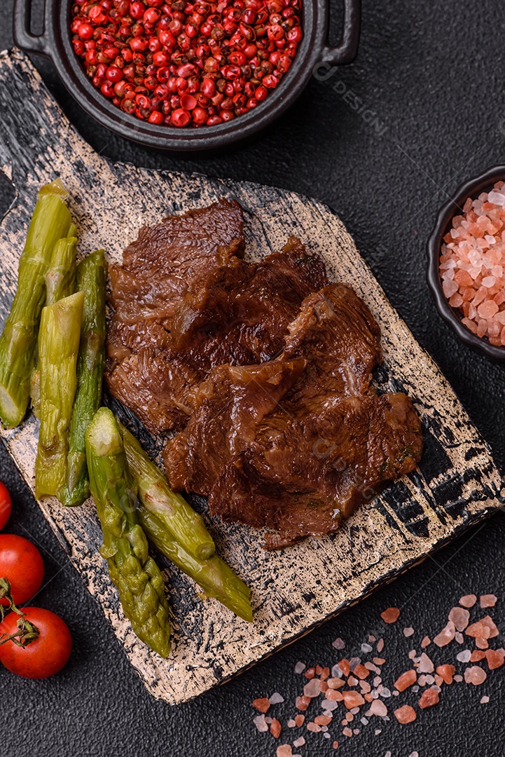 Bifes delicioso em uma mesa de concreto