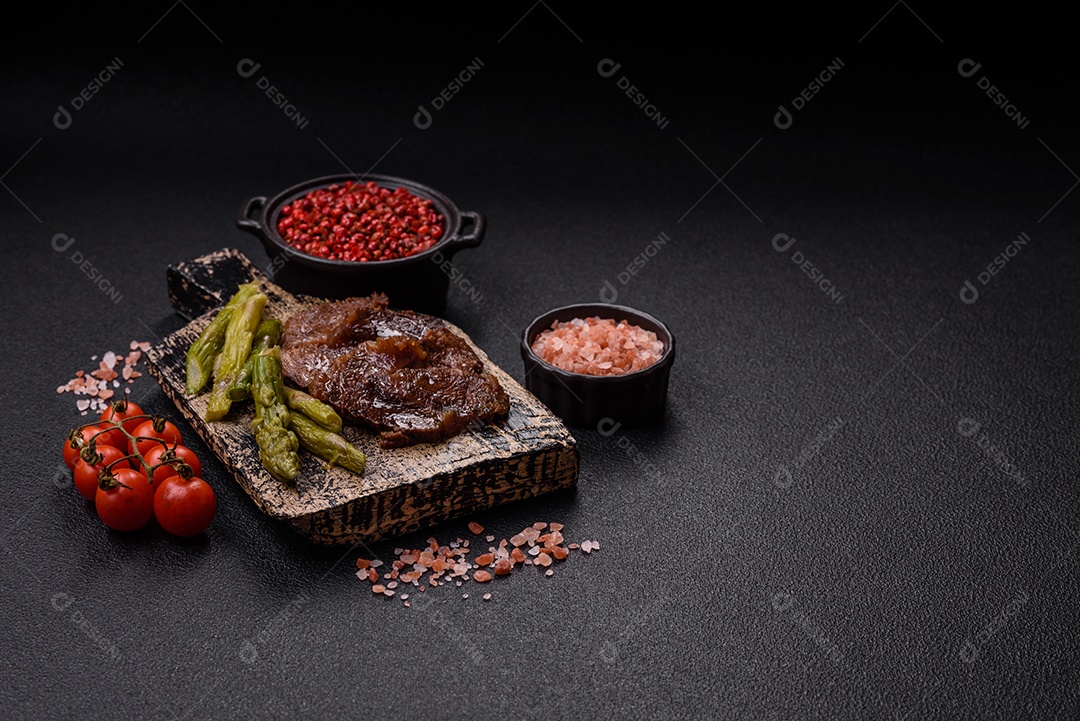 Bifes delicioso em uma mesa de concreto