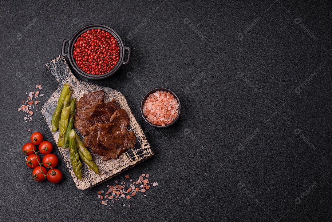 Bifes delicioso em uma mesa de concreto