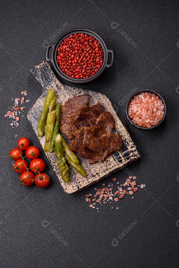 Bifes delicioso em uma mesa de concreto