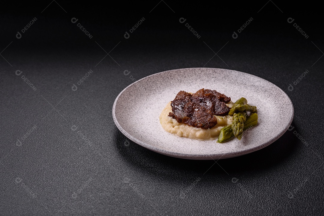 Bifes delicioso em uma mesa de concreto