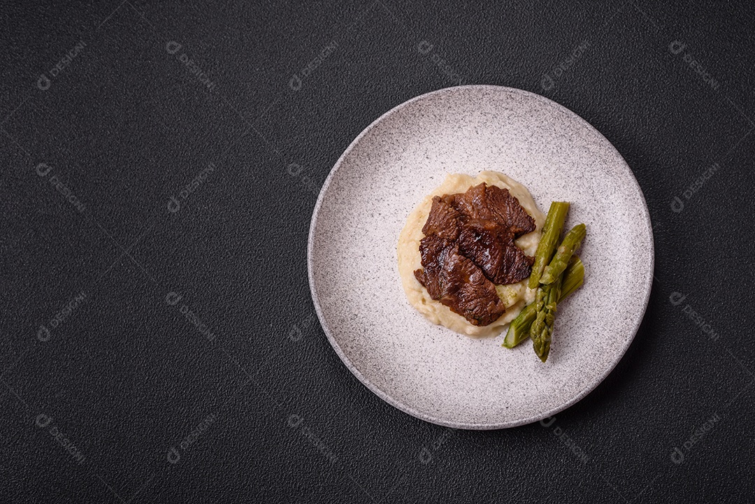Bifes delicioso em uma mesa de concreto
