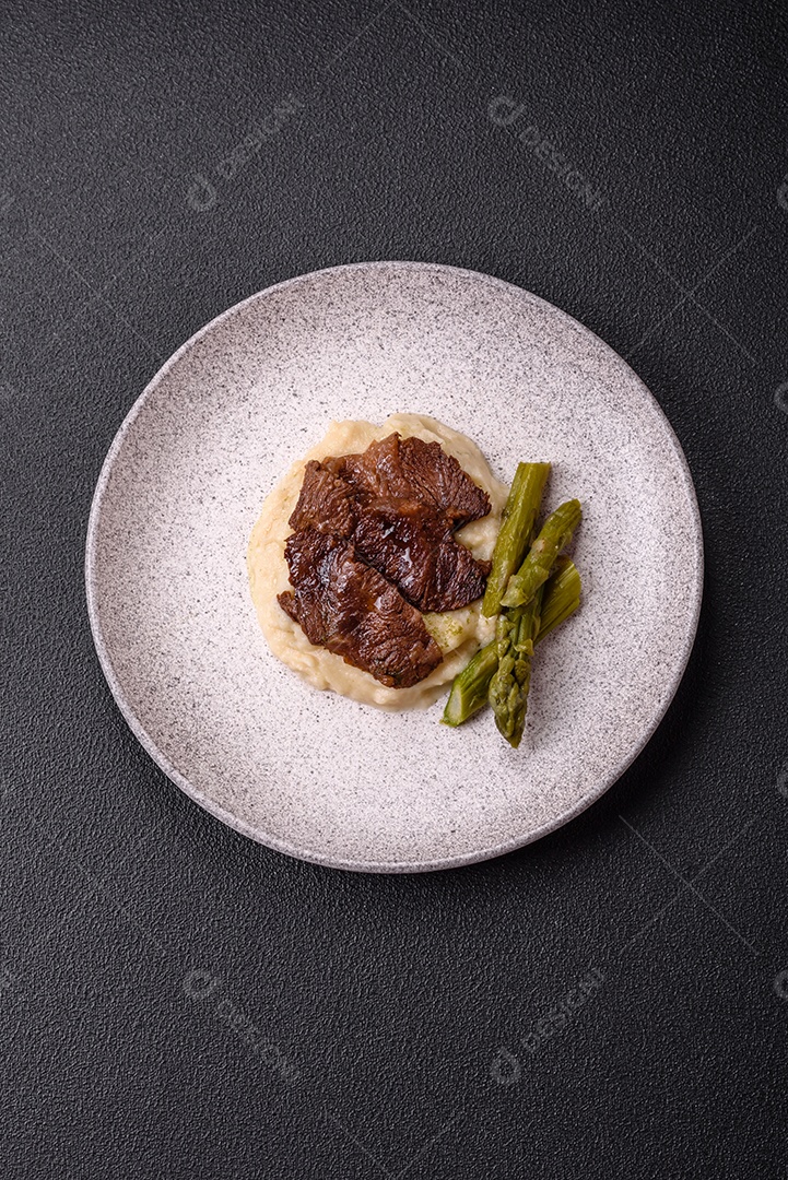 Bifes delicioso em uma mesa de concreto