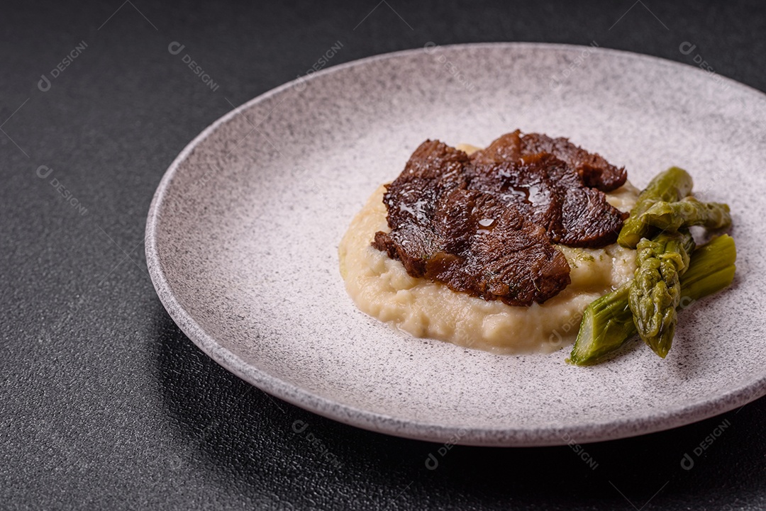 Bifes delicioso em uma mesa de concreto