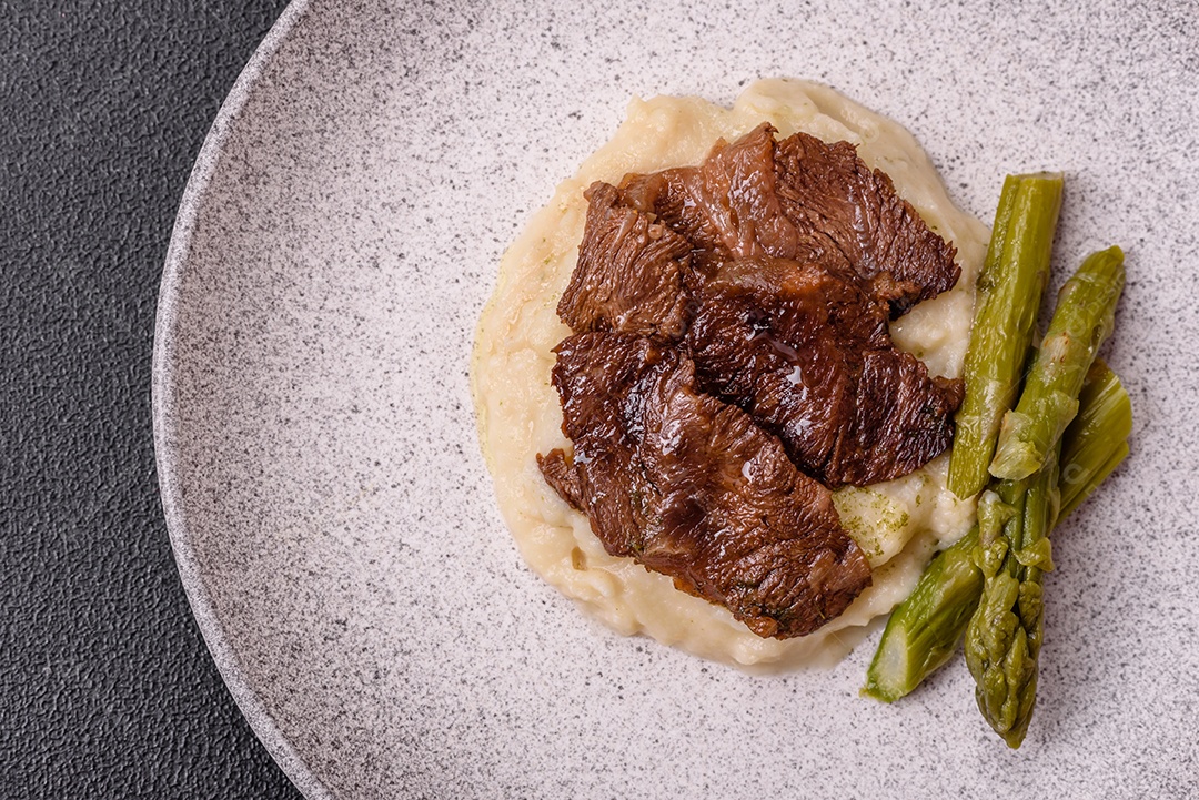 Bifes delicioso em uma mesa de concreto