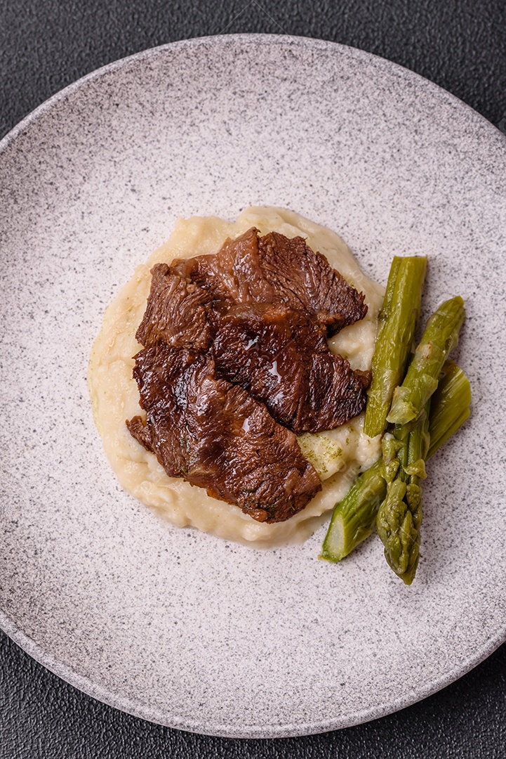 Bifes delicioso em uma mesa de concreto