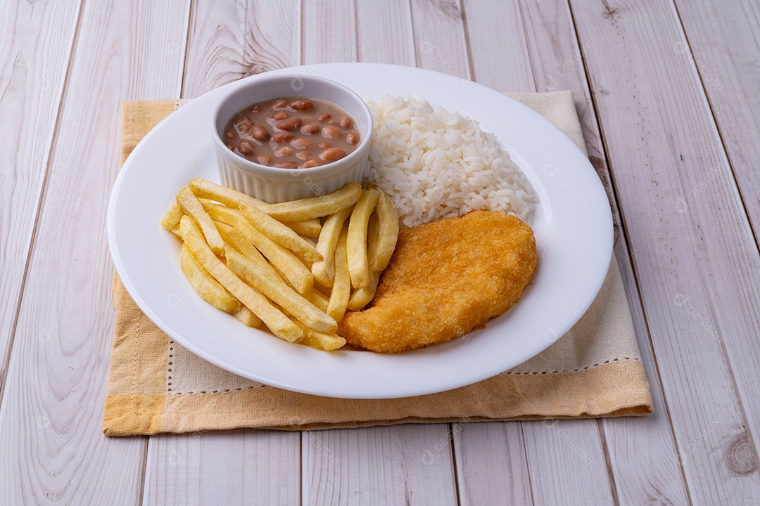 Filé saboroso a milanesa em uma mesa de madeira