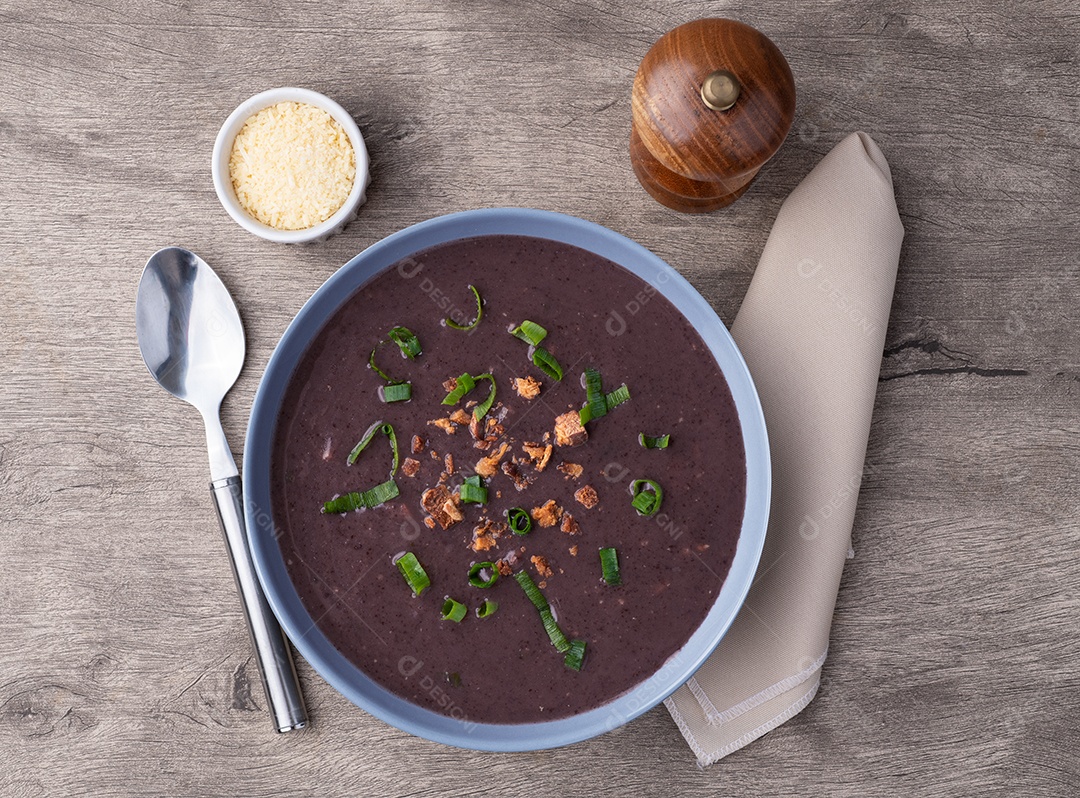 Sopa de Feijão Preto em uma mesa
