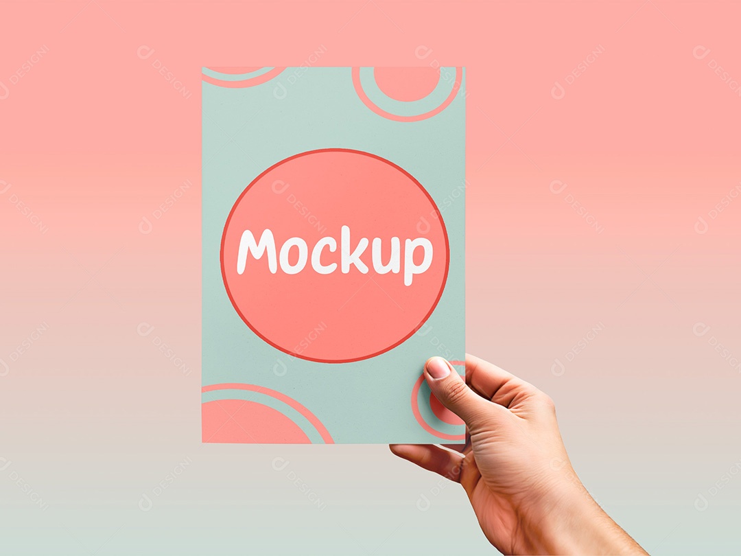 Mão Segurando um Menu Mockup PSD Editável