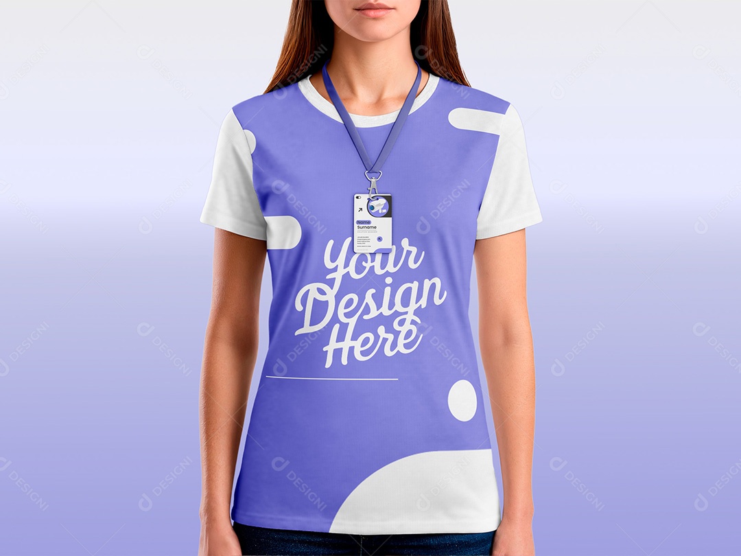 Mulher com Camiseta e Crachá Mockup PSD Editável