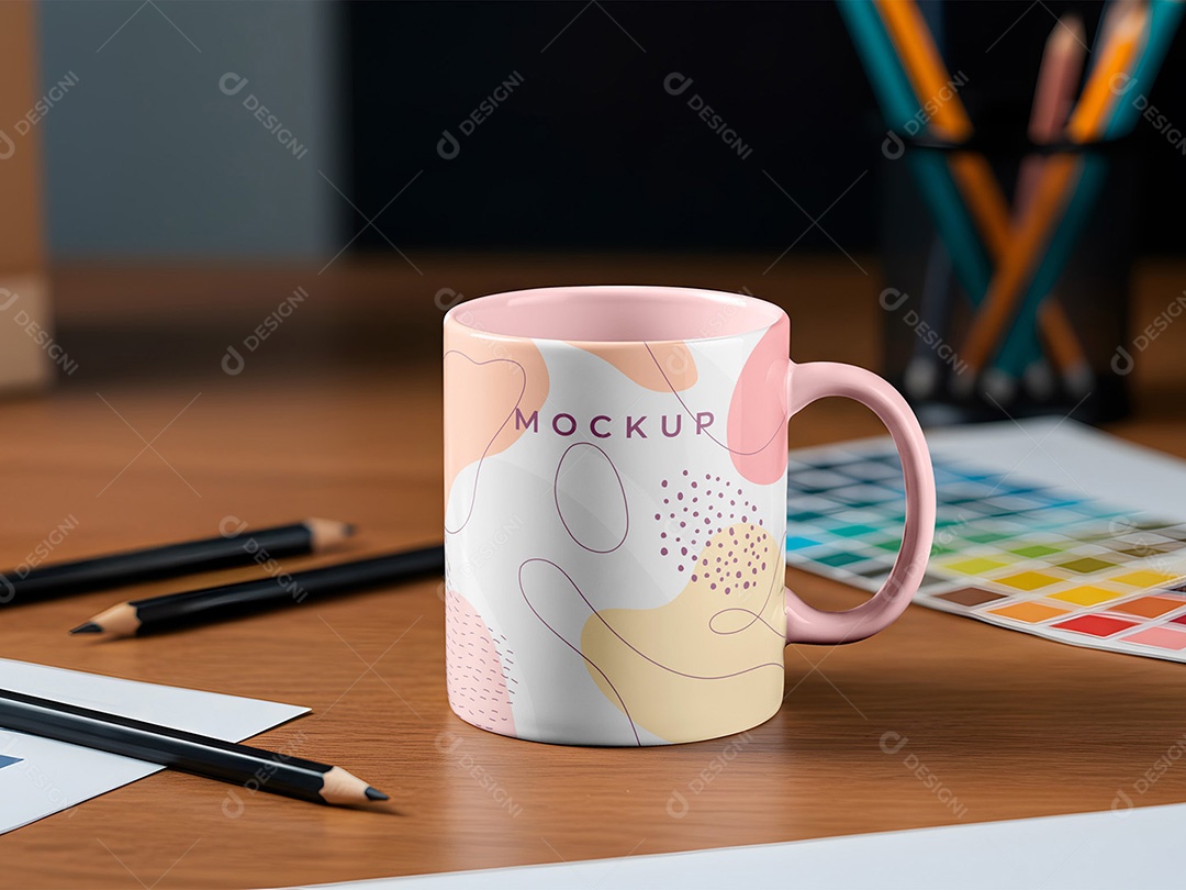 Caneca na Mesa de Madeira Mockup PSD Editável