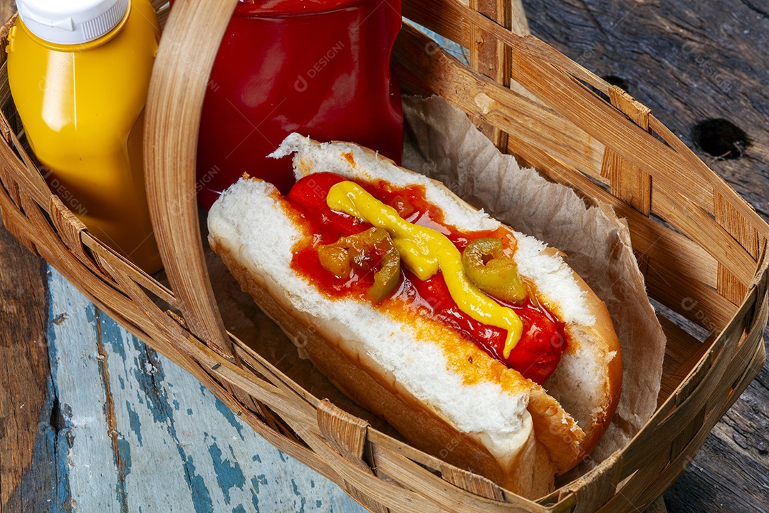Cachorro quente tradicional com molhos