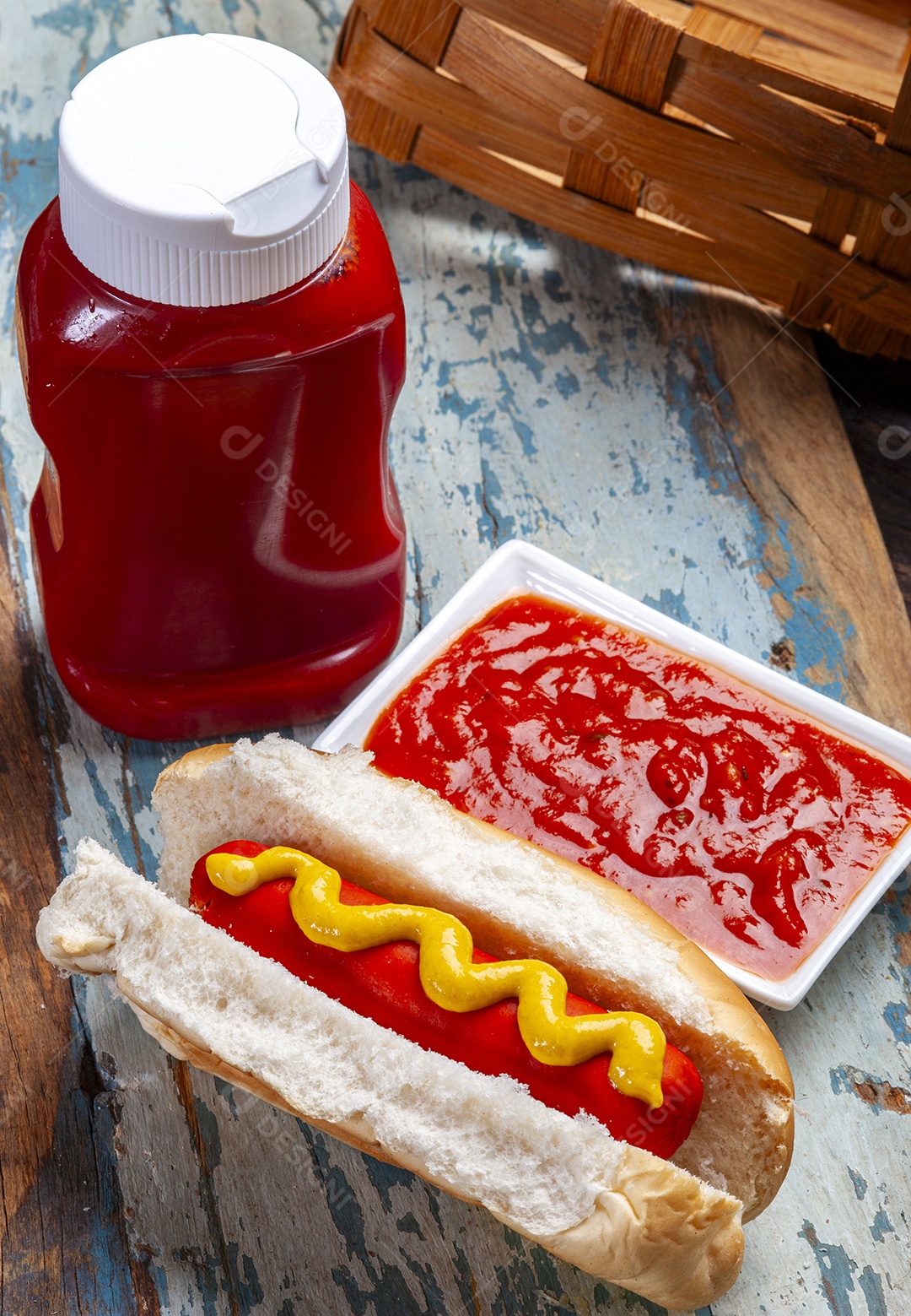 Cachorro quente e molho vermelho