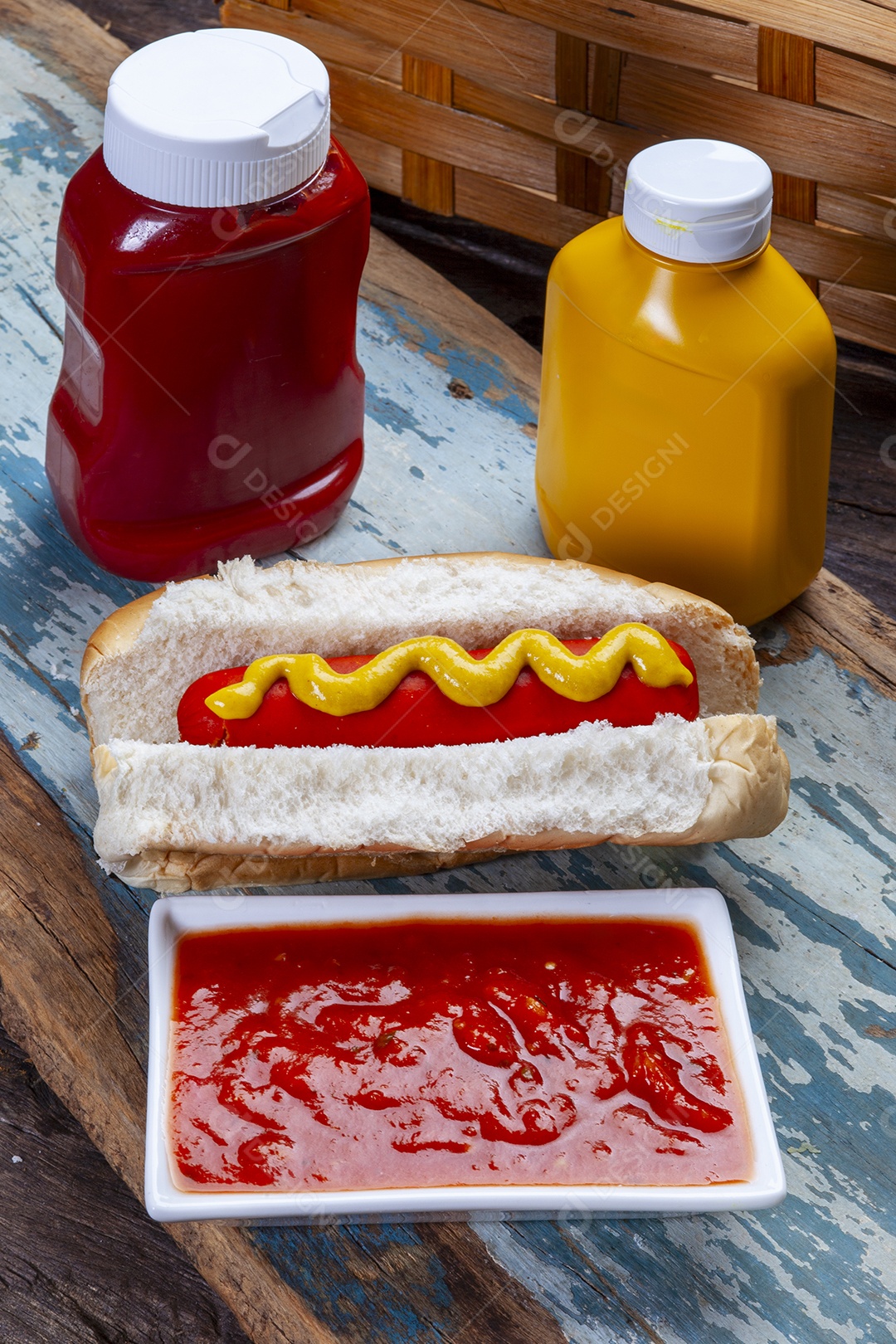 Molhos e delicioso cachorro quente tradicional