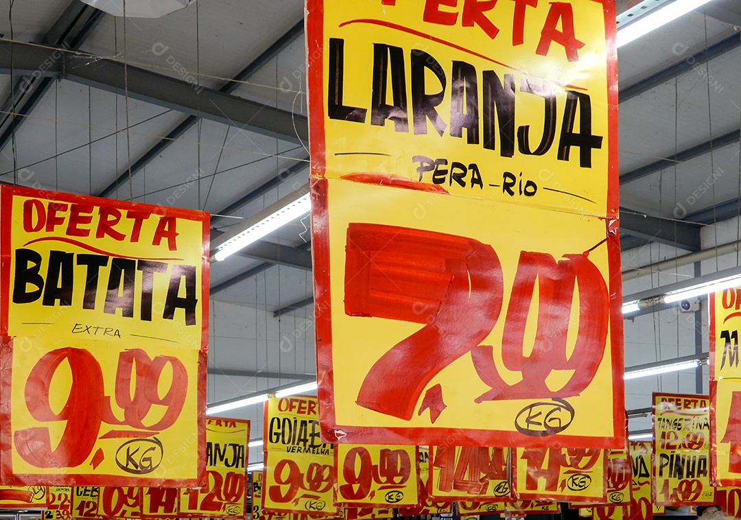 Cartaz promocional de preços de um supermercado