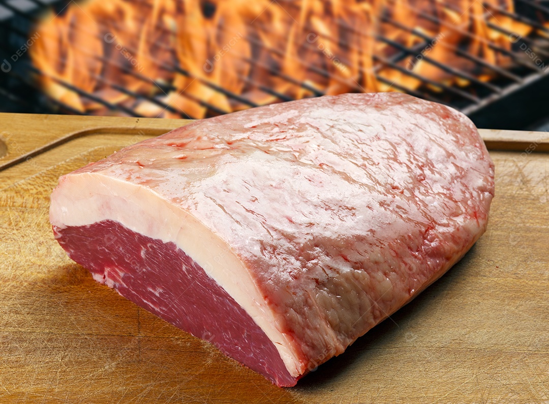 Peça de picanha crua sobre tábua de madeira