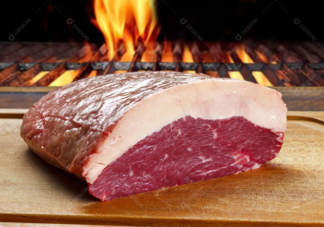 Peça de picanha sobre tábua de madeira