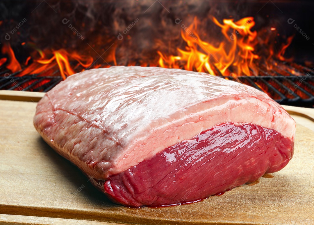 Picanha cortada crua sobre uma tábua de madeira