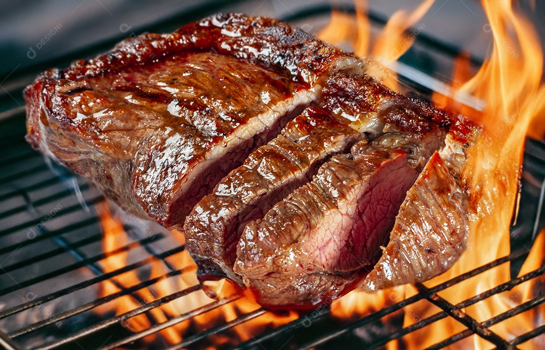 Carne na churrasqueira