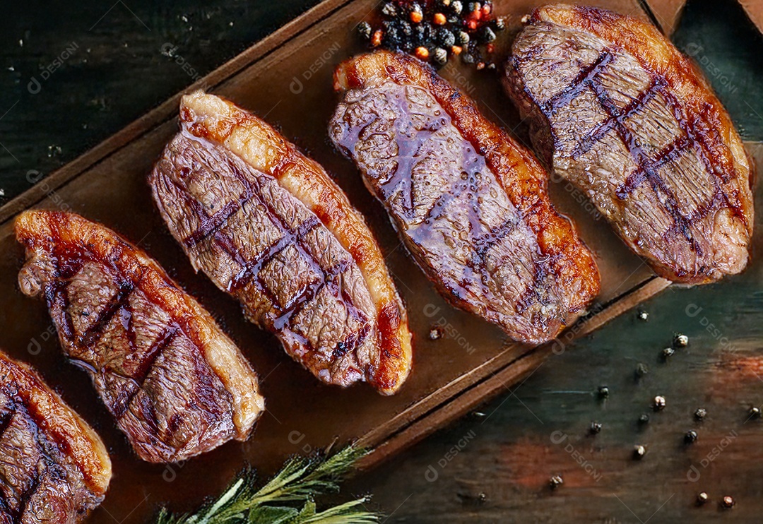 Fatias de picanha assado sobre tábua de madeira