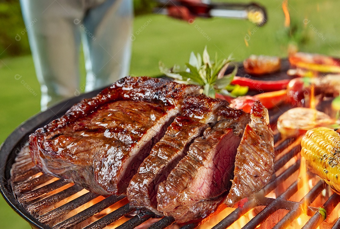 Carne em cima da churrasqueira