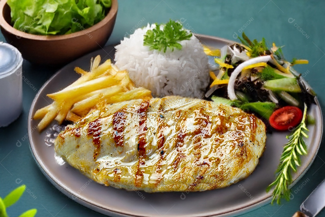 Peito de frango com arroz salada batatas