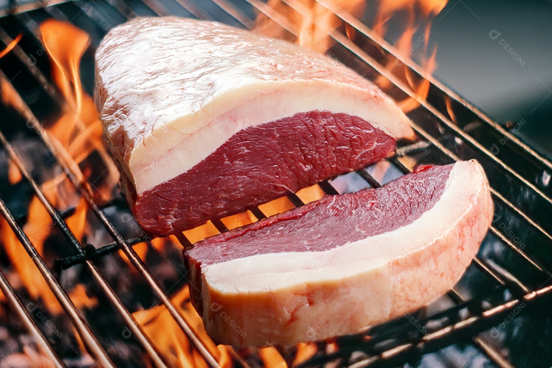 Peça de picanha na brasa
