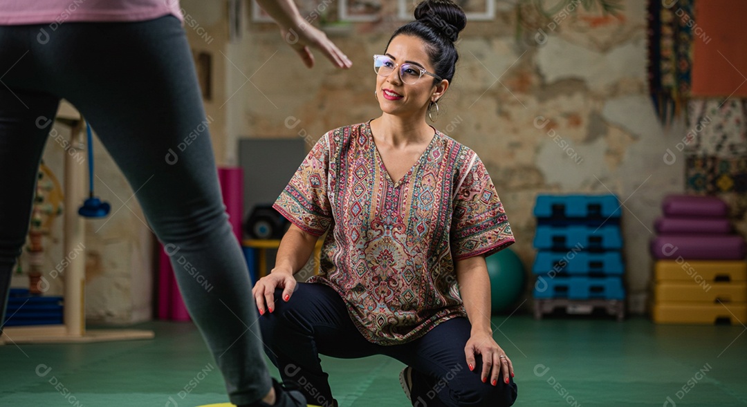 Bela mulher fisioterapeuta fazendo atendimento de uma paciente sob uma clínica