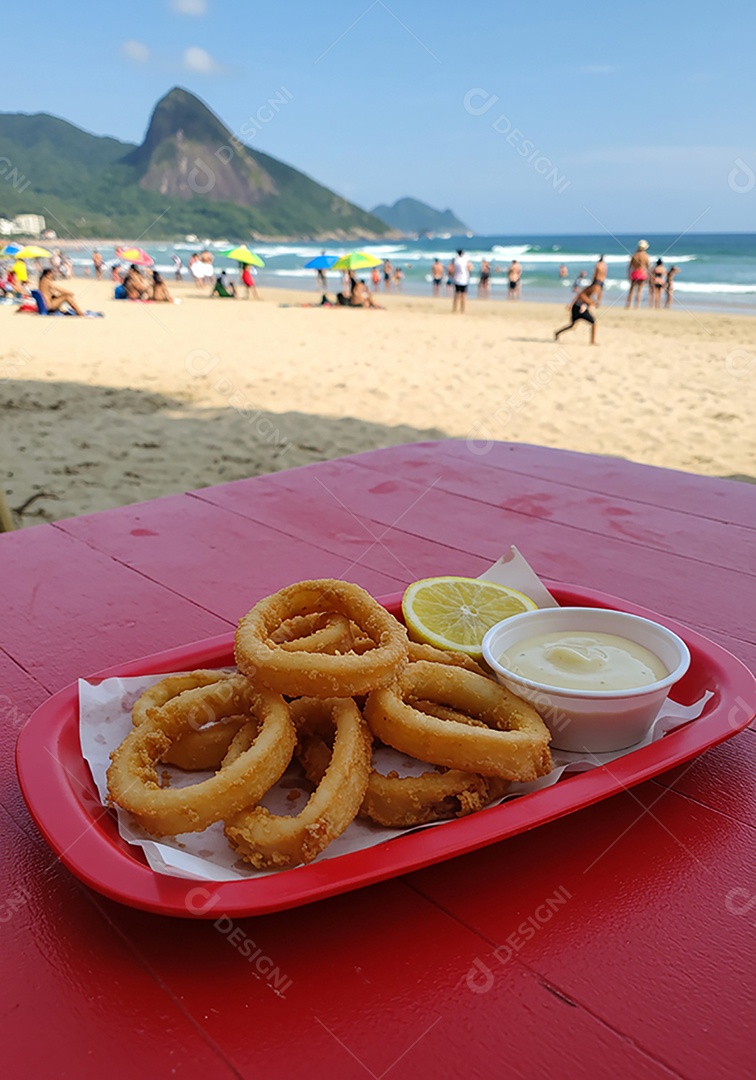 Belos petisco de cebolas empanadas sobre mesa de madeira em uma linda praia com banhistas