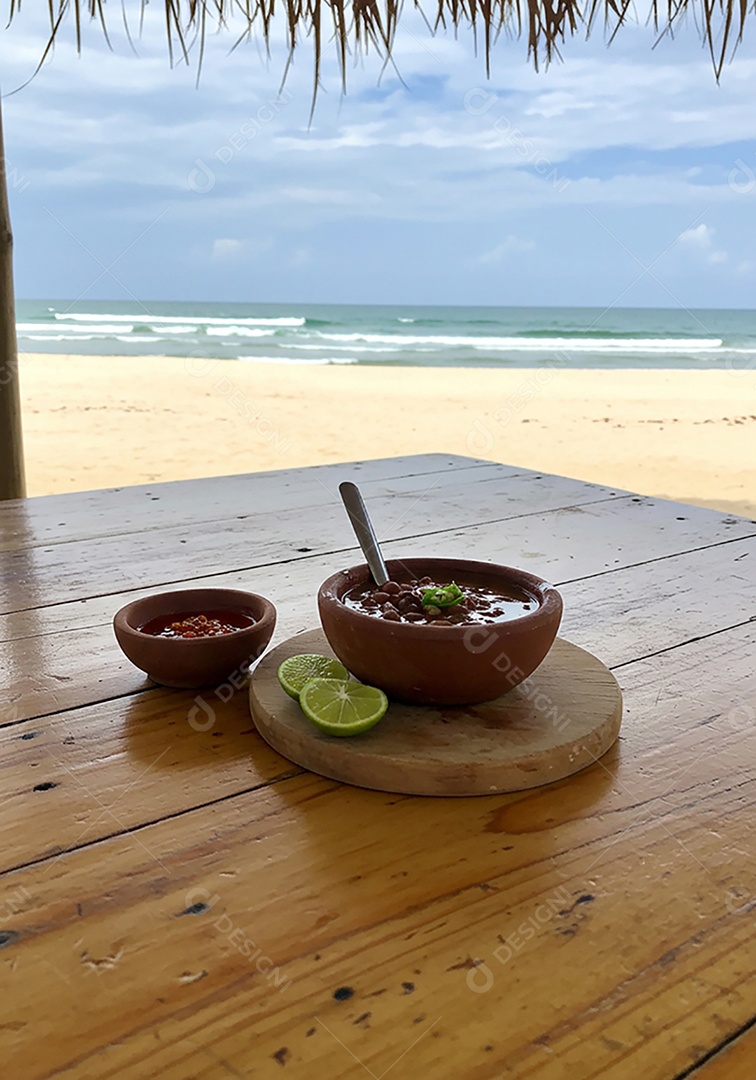 Bela refeição trópical sobre mesa de madeira em uma linda praia