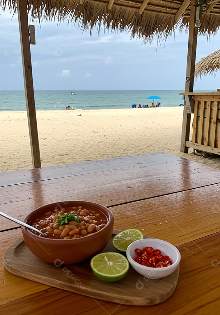 Bela refeição trópical sobre mesa de madeira em uma linda praia