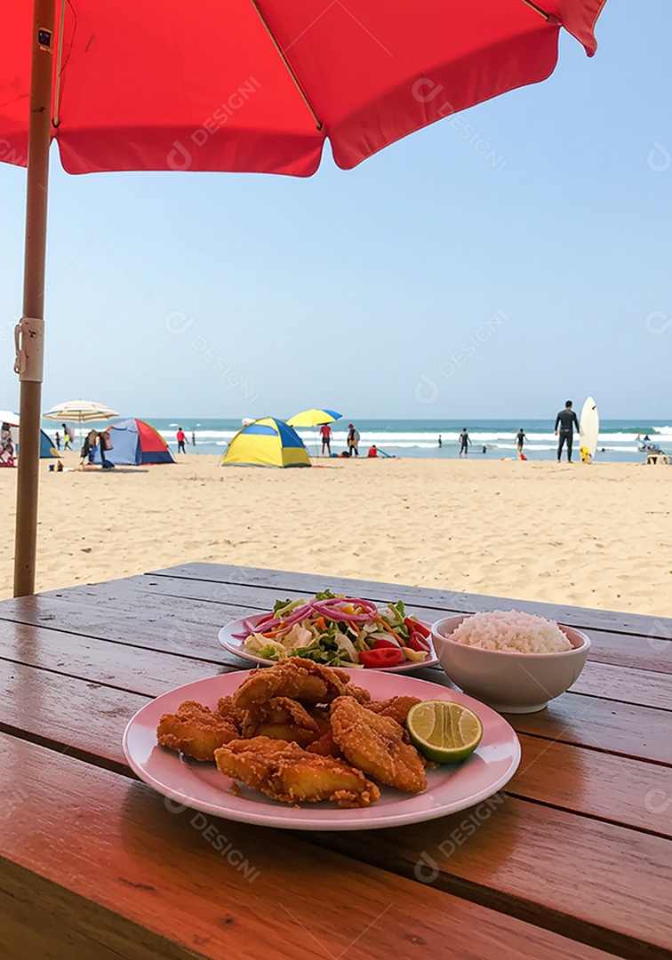 Bela refeição sobre mesa de madeira em uma linda praia com banhistas