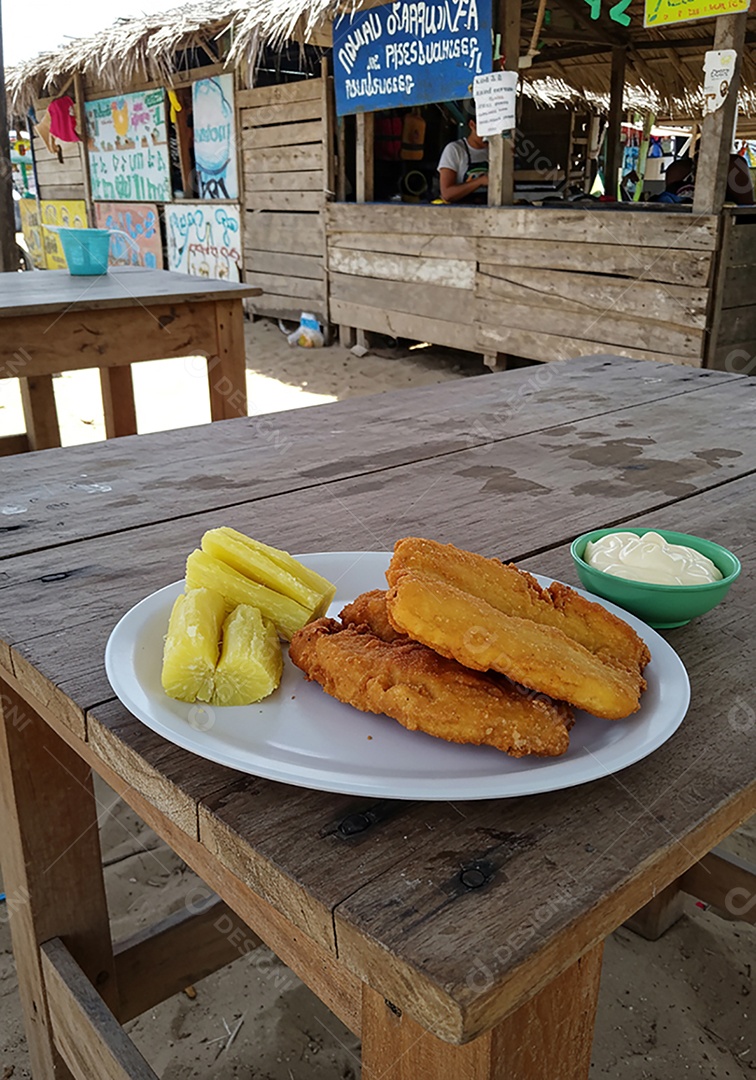 Belos petiscos trópical em um prato sobre mesa em uma linda praia