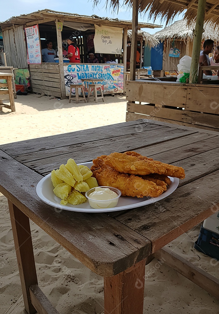 Belos petiscos trópical em um prato sobre mesa em uma linda praia