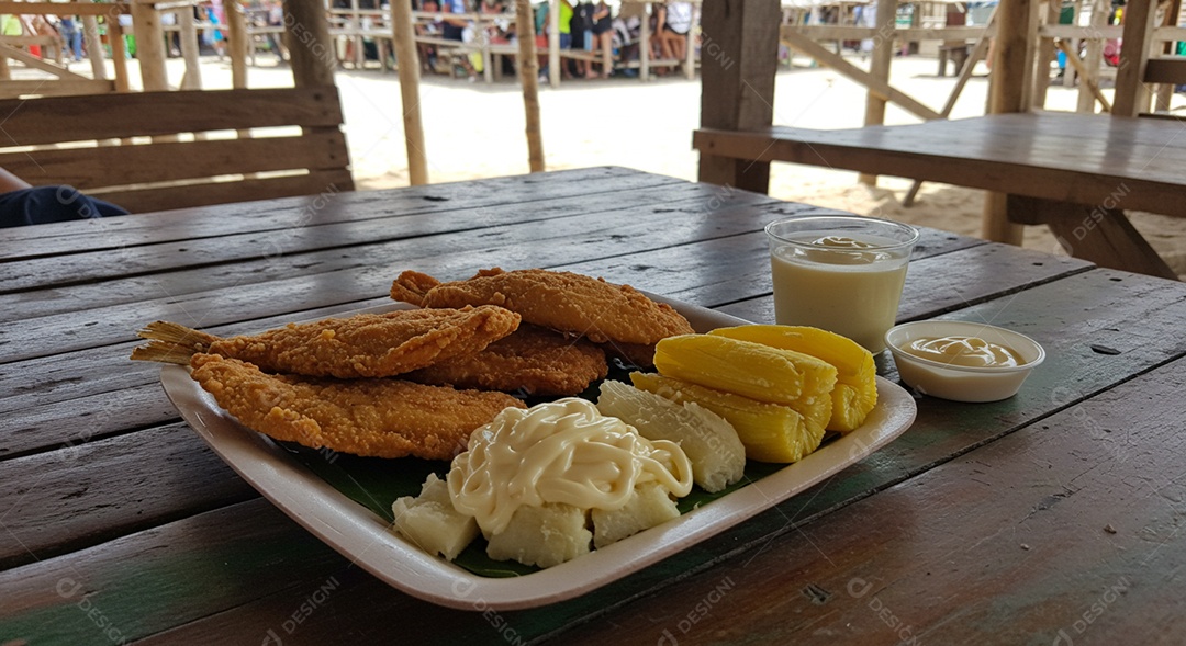 Belos petiscos trópical em prato sobre mesa em uma linda praia