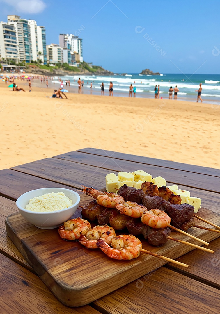 Belos espetinhos em tábua sobre mesa em uma linda praia com banhistas