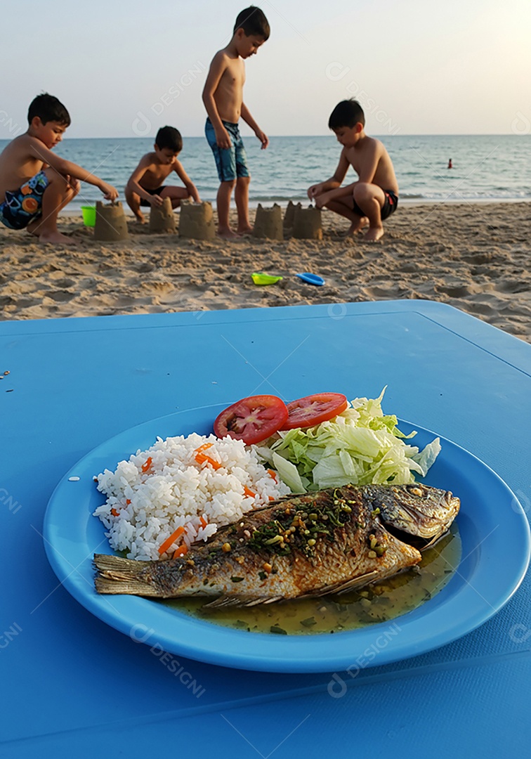Bela refeição sobre mesa de plástico em uma linda praia com banhistas
