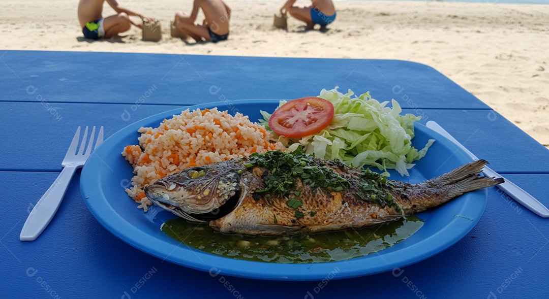 Bela refeição sobre mesa de madeira em uma linda praia com banhistas
