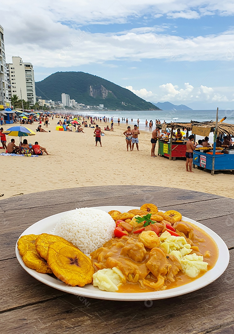 Bela refeição sobre mesa de plástico em uma linda praia com banhistas