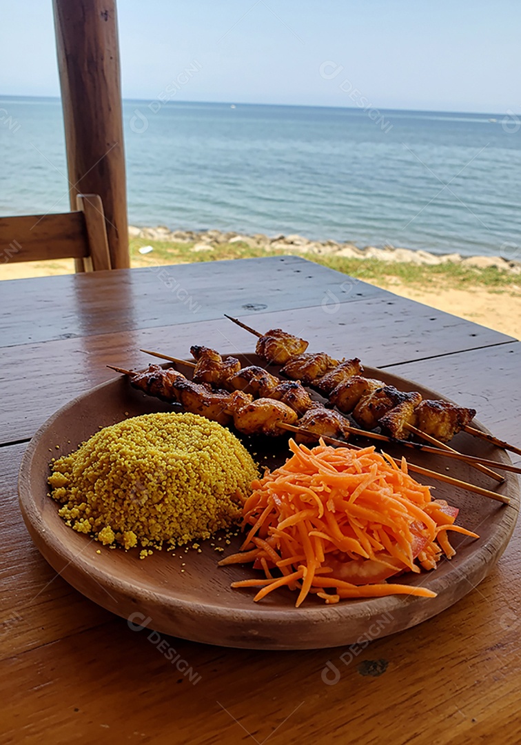 Bela refeição em um prato sobre mesa de madeira em uma praia