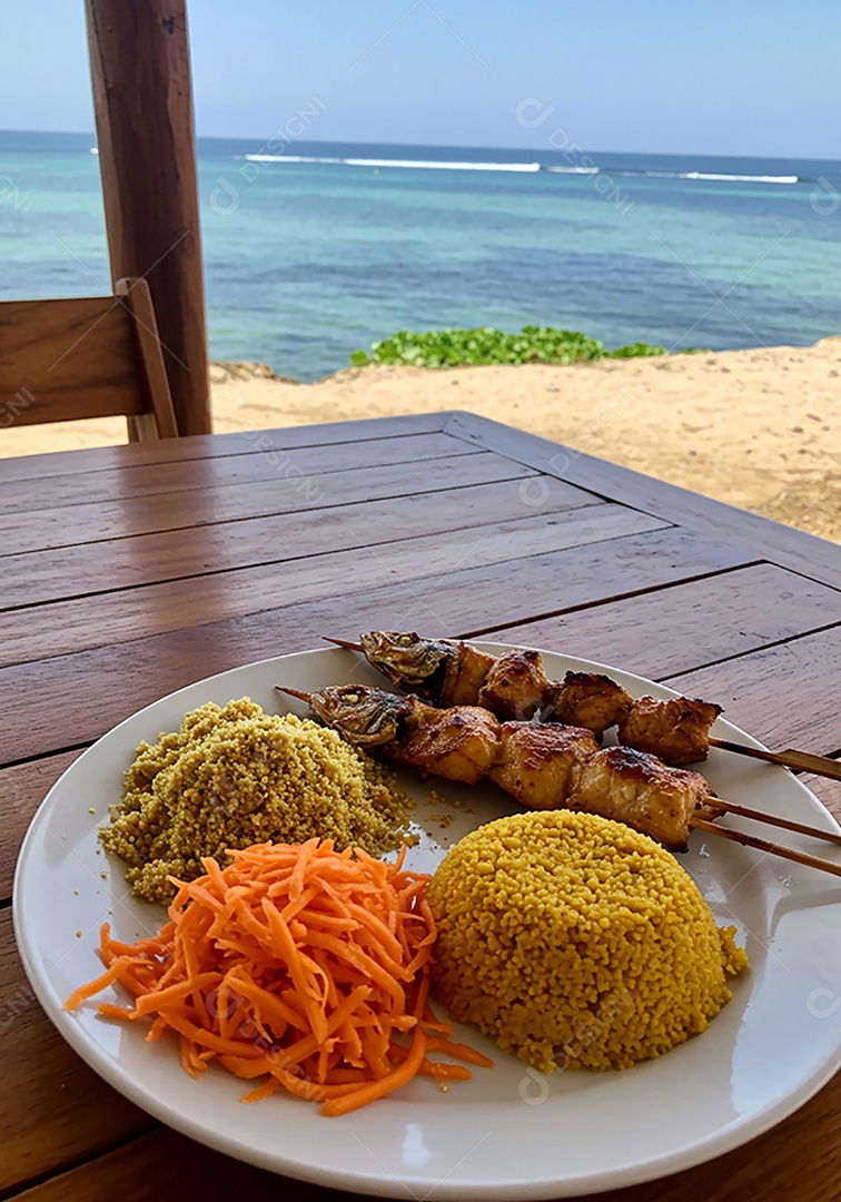 Peixe assado no espeto acompanhado com paçoca sobre uma mesa de madeira em uma praia