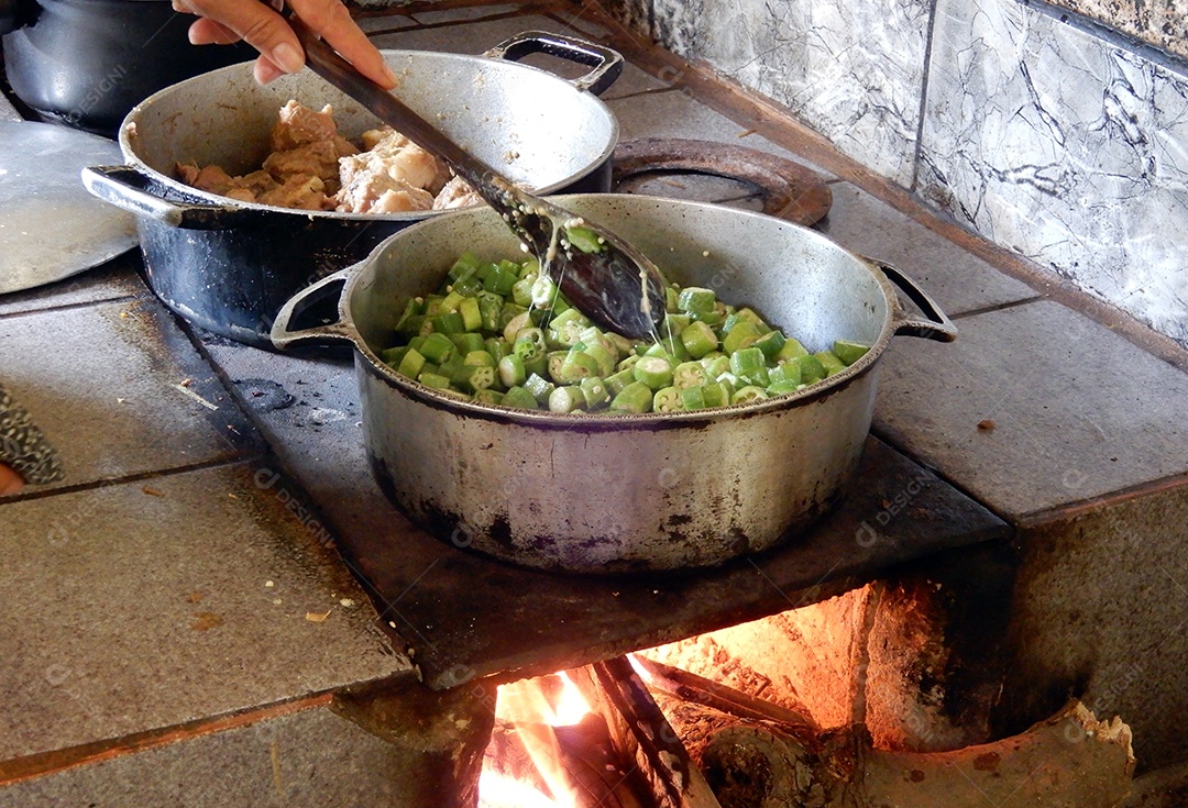 Frango caipira cozinhando na panela fogão caipira