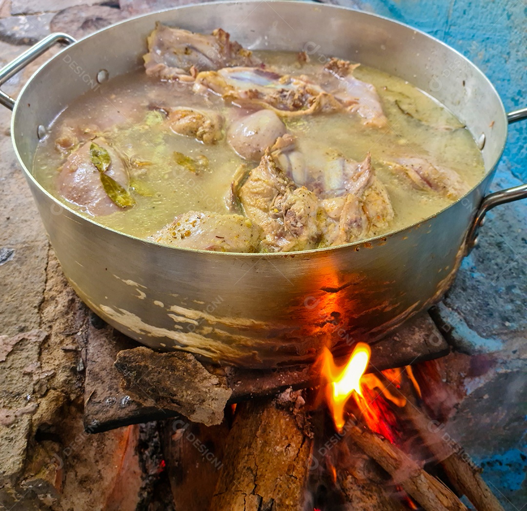 Frango caipira cozinhando na panela fogão caipira