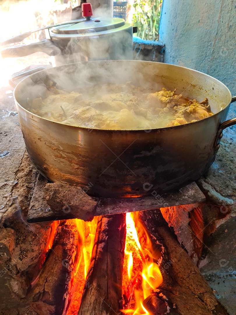 Galinhada na panela cozinhando