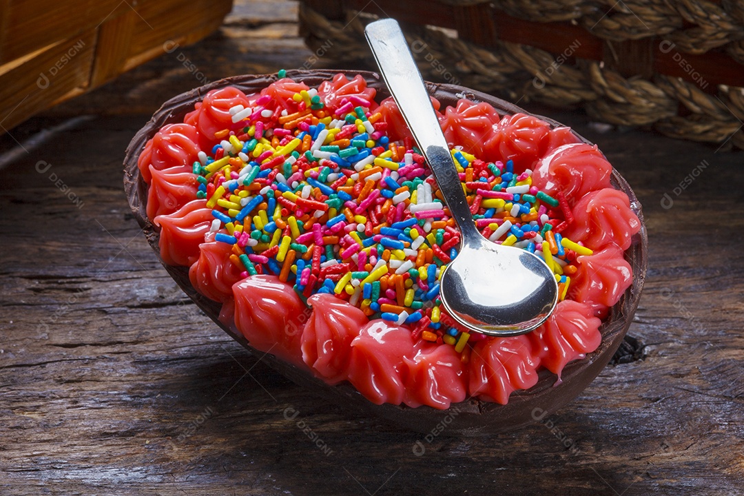 Ovo de páscoa confete e colher