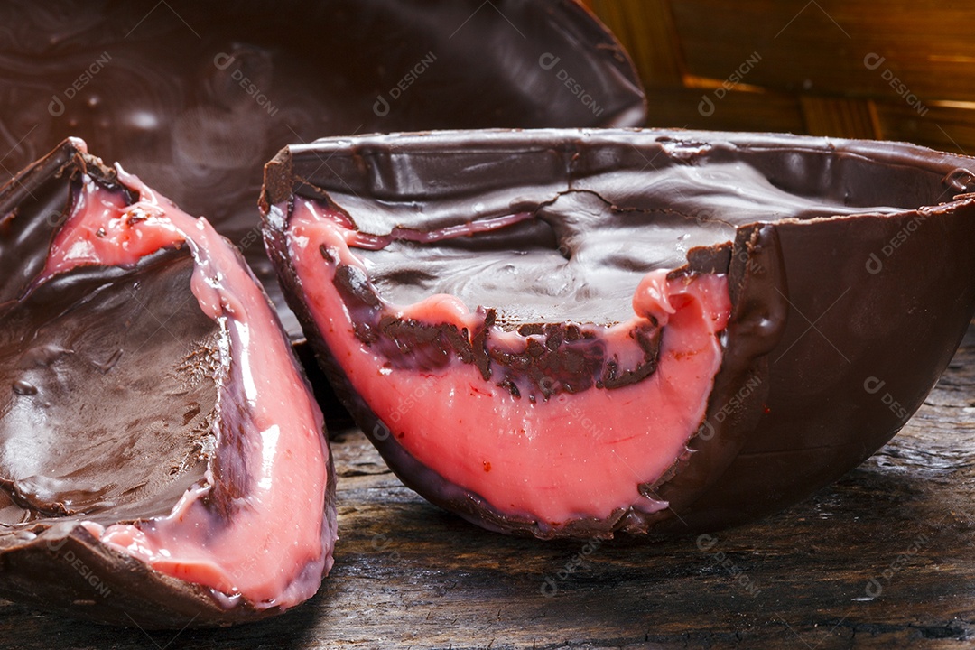 Ovo de chocolate com creme de chocolate